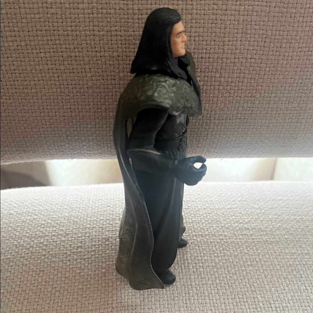Black and Gray Action Figure - Picture 4 of 5